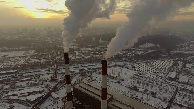 鸟瞰图与烟管在冬季日落视频素材