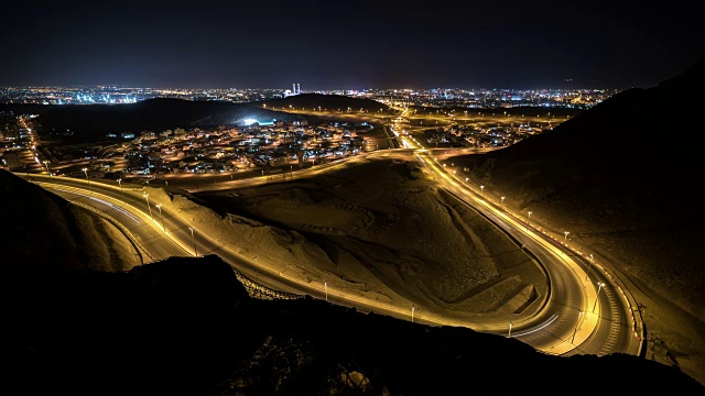 阿曼马斯喀特的城市和交通灯的夜晚时间视频下载