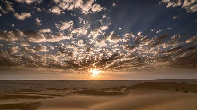 日出时间的推移和云移动在沙漠景观视频素材