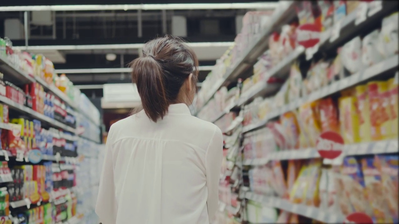 亚洲年轻女子在超市购物视频素材