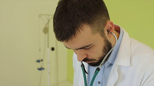 年轻的男医生在医生的办公室视频下载