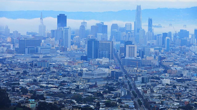 旧金山市中心在一个多雾的日子的时间视频素材