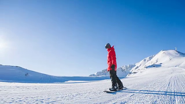 在一个阳光明媚的日子里，从滑雪坡上滑下来视频素材
