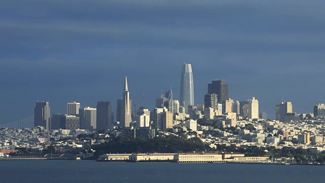 旧金山的时间推移，加利福尼亚的天际线横跨海湾视频素材