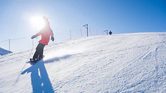 滑雪者在滑雪道上滑行，在转弯时喷洒雪视频素材