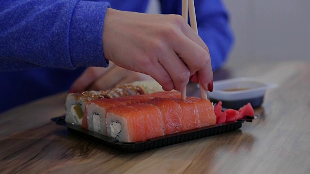 特写小女孩吃寿司用筷子在一家日本餐厅视频素材
