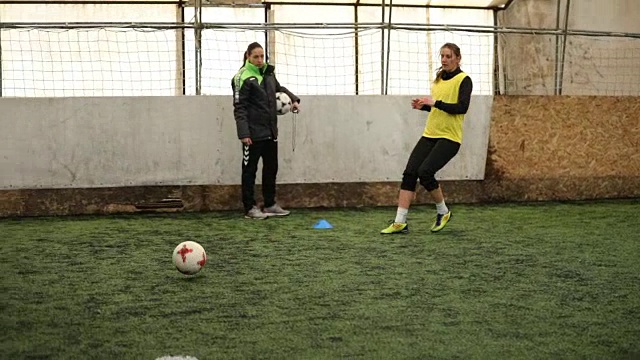 女孩足球训练视频素材
