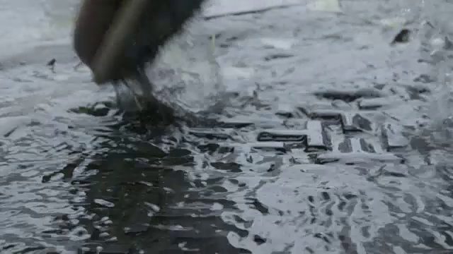 慢动作镜头提供了一个近距离的镜头的脚在水坑，宫城，日本。视频下载