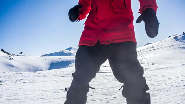 在一个阳光明媚的冬日滑雪视频素材