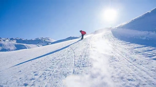 滑雪板运动员下坡时，弯腰以获得更快的速度视频素材