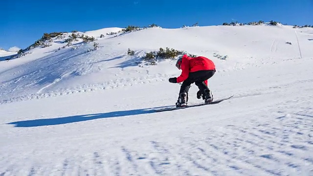 滑雪运动员在山坡上练习跳跃技巧视频素材