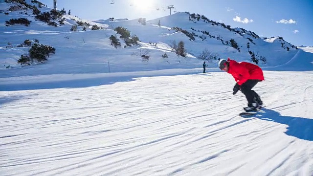在白雪皑皑的山上迎着天空滑雪视频素材