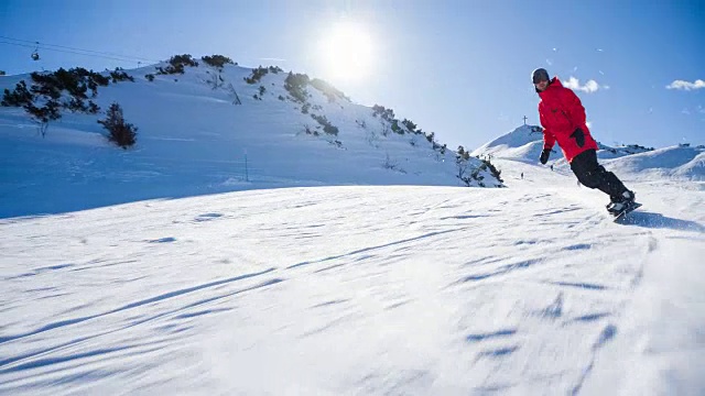 这是一个阳光明媚的高山滑雪胜地视频素材