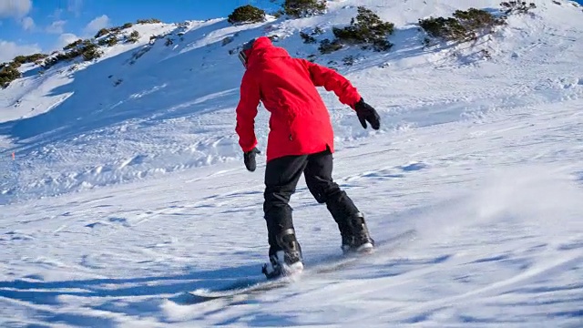 滑雪胜地的滑雪者，在转弯时喷雪视频素材