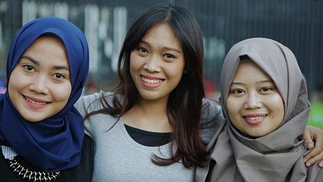 美丽的东南亚女人的肖像在镜头上微笑与两种色调视频下载