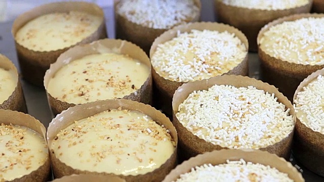 糕点师在面团上撒糖粉，制作复活节甜面包蛋糕视频下载
