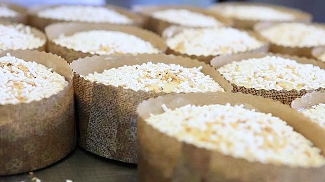 糕点师在面团上撒糖粉，制作复活节甜面包蛋糕视频下载