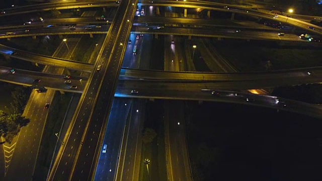 曼谷公路交叉口夜间交通鸟瞰图视频下载