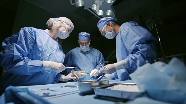 外科医生为病人做手术视频素材