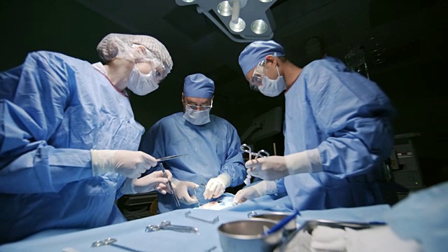 外科医生对病人进行手术视频素材