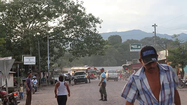 尼加拉瓜，潘塔斯马，每天的街道场景在镇中心视频下载