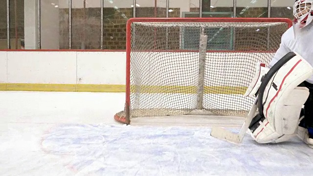 冰上曲棍球运动员在溜冰场比赛中得分的慢动作。视频素材