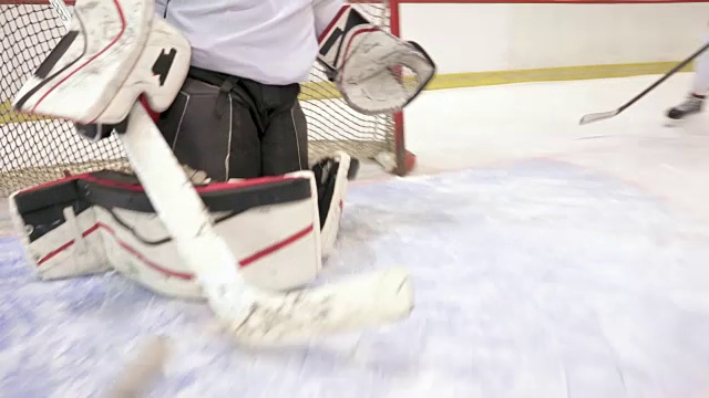 低角度的冰上曲棍球运动员在曲棍球竞技场的行动。视频下载