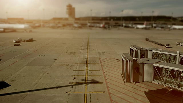 机场车辆和工人在机场给一架停机坪加油的时间间隔视频素材