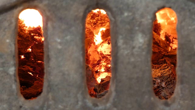 砖炉关闭-燃烧的煤的壁炉-透过百叶窗看视频下载