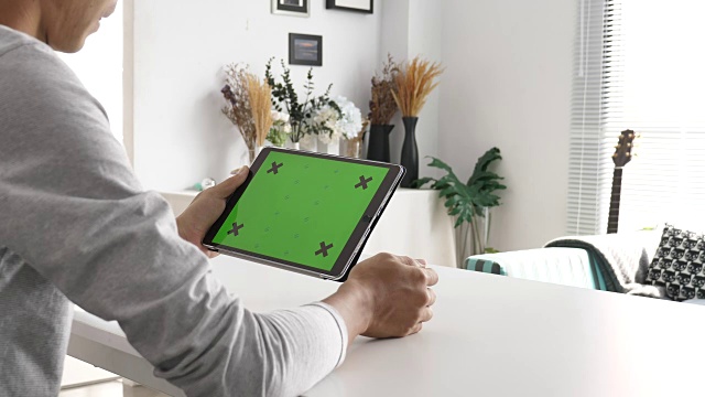 男人在家放松，绿屏显示器，男人，Ipad，平板电脑视频素材