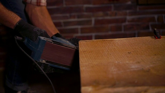 一个男人的手的特写镜头，谁与木工工具在防护手套视频下载