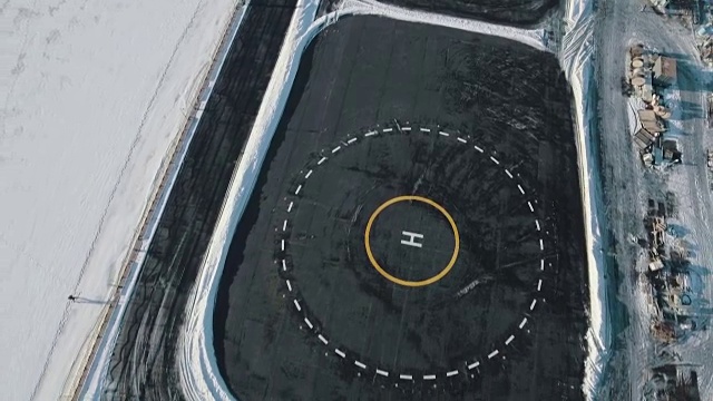 冰冻河上直升机降落平台的鸟瞰图视频下载