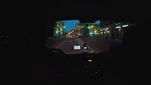 救护车行驶在夜晚的城市街道上，危险的职业，挽救生命视频素材