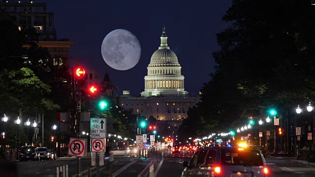 夜景宾夕法尼亚大道交通和国会大厦穹顶与月亮视频购买