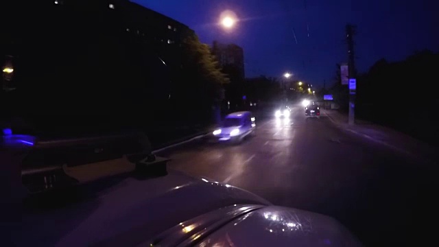急救车辆在夜间超车行驶时接到事故紧急呼叫视频素材