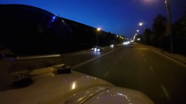 救护车的车灯在暮色中闪烁，高速行驶势在必行视频素材
