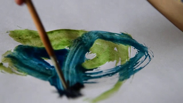 儿童绘画与蓝色和绿色水彩视频下载