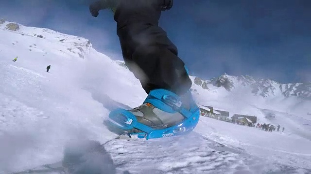 在阳光明媚的冬日里，在意大利阿尔卑斯山的斜坡上滑雪。视频下载