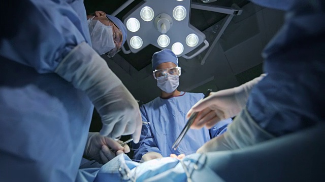 外科护理人员缝合伤口视频素材