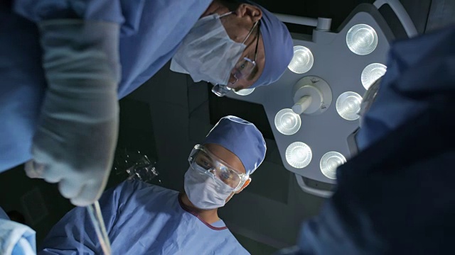 外科医生挽救病人的生命视频素材