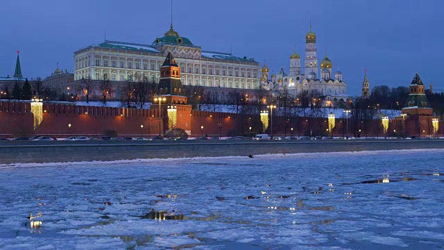 俄罗斯，莫斯科，克林姆林宫和河与漂流的冰在冬天的一天，时间流逝。视频素材