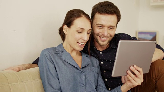 夫妻在家里通过平板电脑进行视频通话视频素材