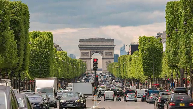 法国巴黎凯旋门和香榭丽舍大道上的巴黎城市天际线视频下载