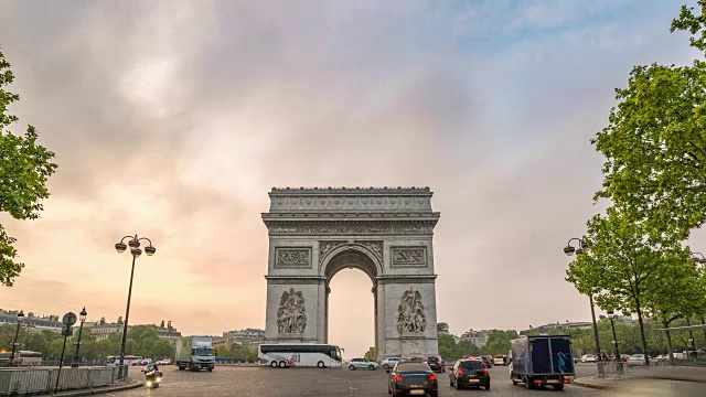 法国巴黎凯旋门和香榭丽舍大道上的巴黎城市天际线视频素材