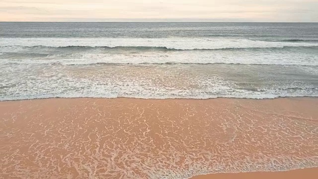 无人机飞越海浪和沙滩视频素材