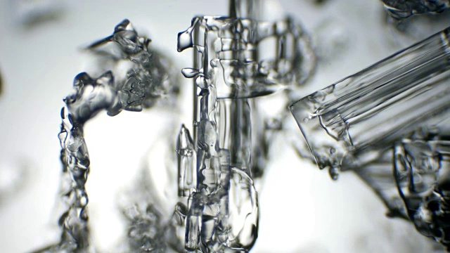 在显微镜下拍摄的冰晶正在融化视频下载