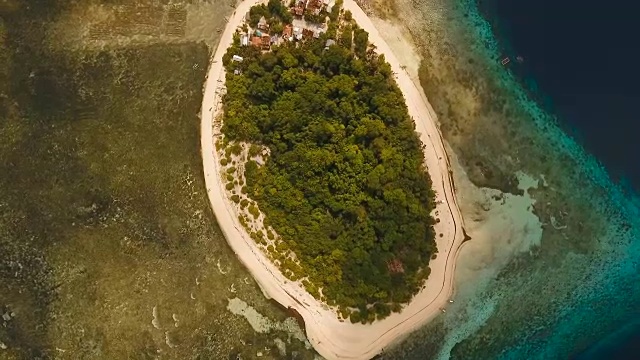 鸟瞰图美丽的海滩热带岛屿。Mantigue岛菲律宾视频下载