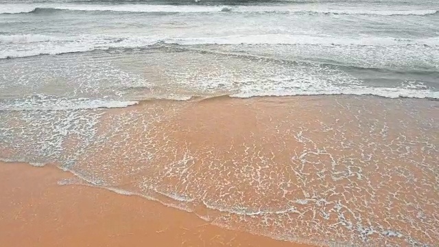 海浪越过沙滩背景视频素材