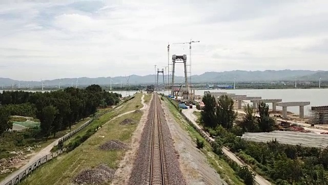 火车轨道延伸到远处的桥视频下载