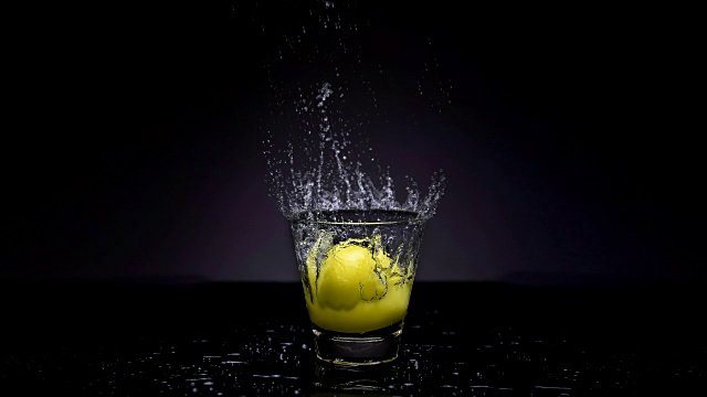 4k柠檬掉进一杯水中的画面视频下载